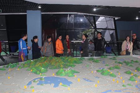 参观史料展览馆