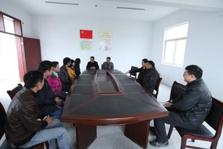 宣传部支部与民主村村干部座谈