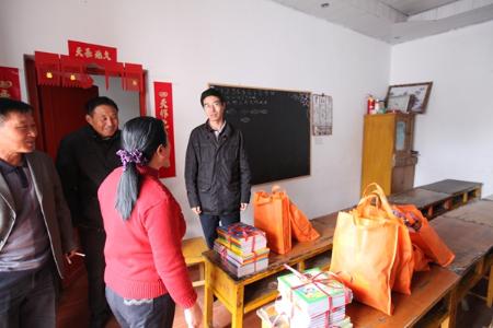 宣传部支部给民主村幼儿园捐赠了图书及文具